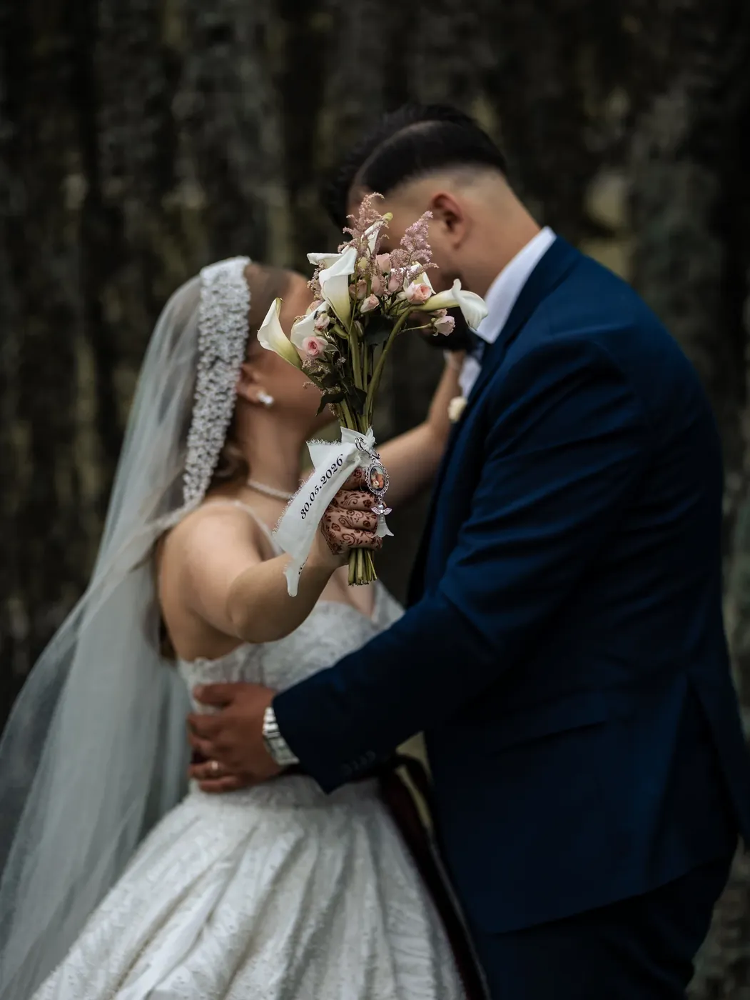 Mariés photographiés dans un sous-bois du sud de Bordeaux