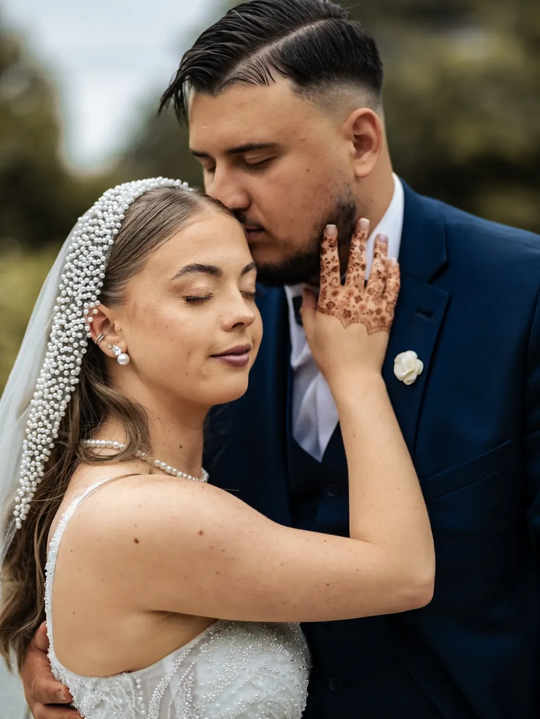 Portrait de couple en lumière naturelle de fin de journée dans le sud de Bordeaux