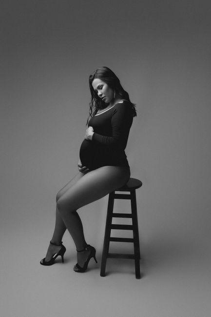 Séance photo de grossesse en studio, portrait en noir et blanc