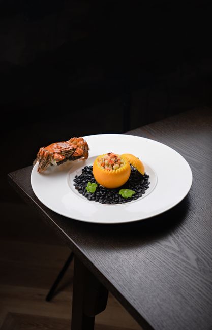 Plat de fruits de mer mis en scène sur une table sombre