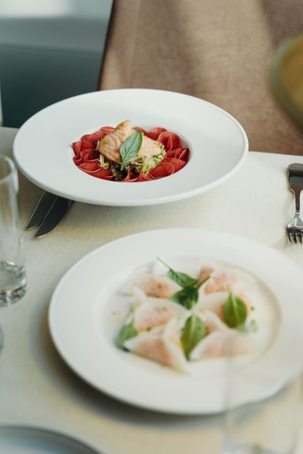Photographie culinaire de deux assiettes gastronomiques dressées