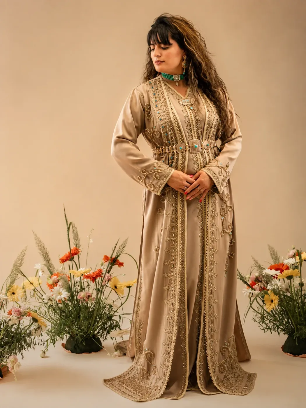 Portrait en caftan doré dans un décor floral de studio