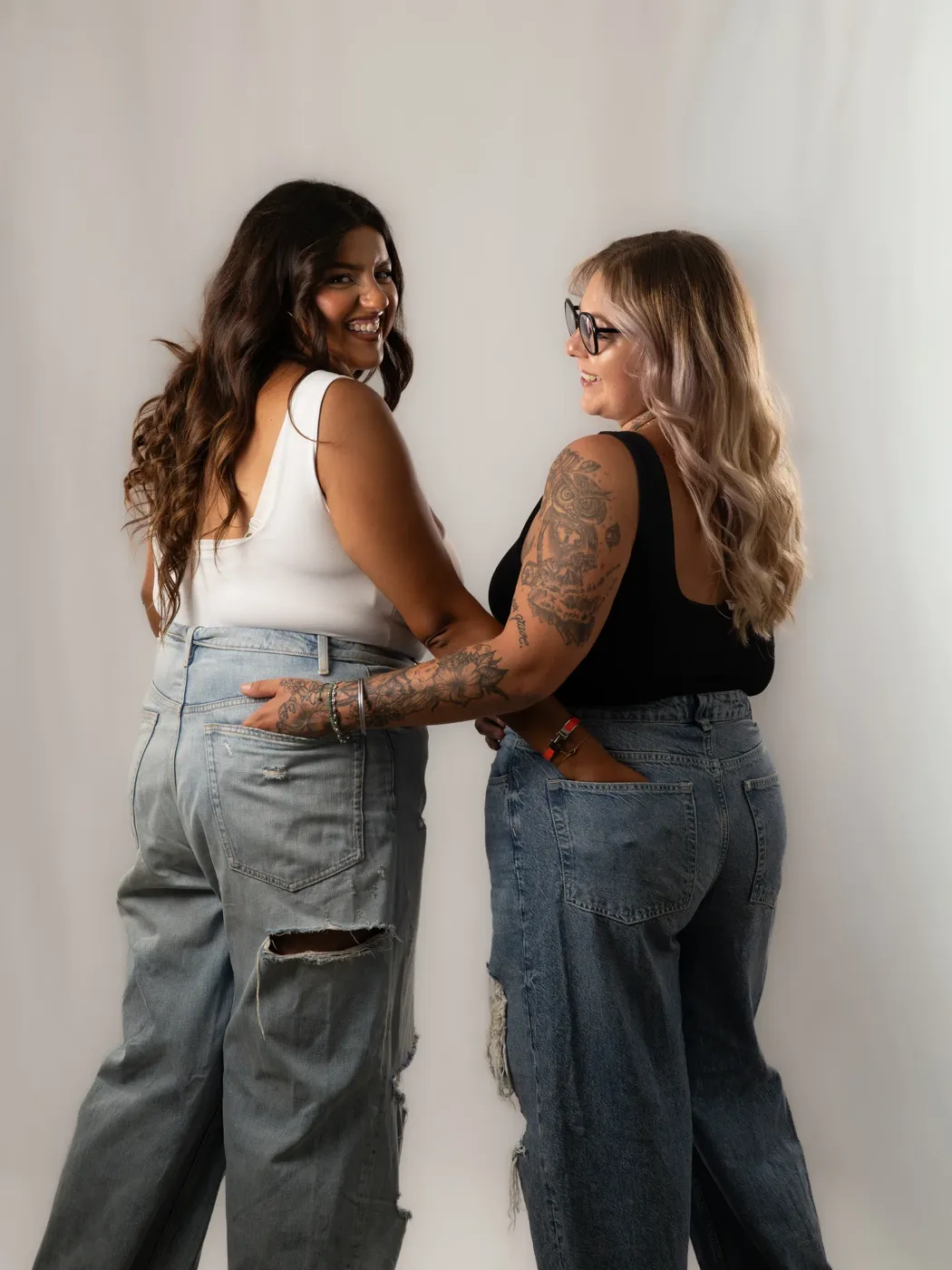 Portrait artistique en studio, mise en scène dos à dos