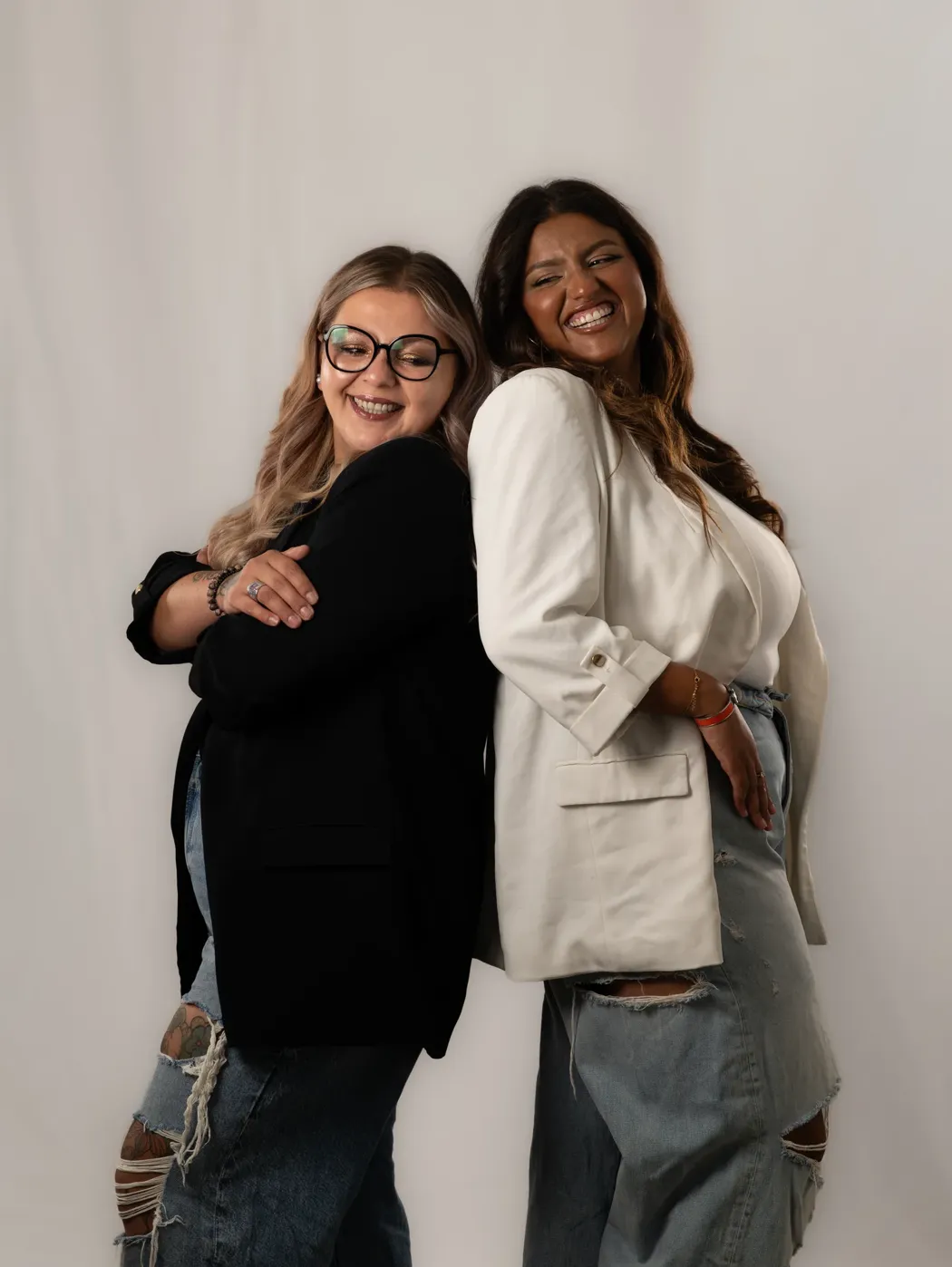 Portrait de créatrices sur fond clair, lumière de studio travaillée